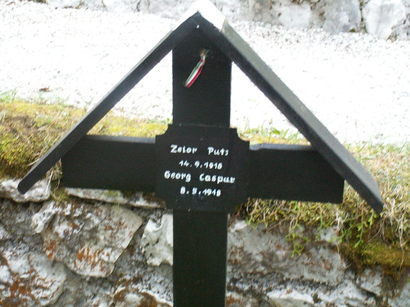 Pod každým křížem
